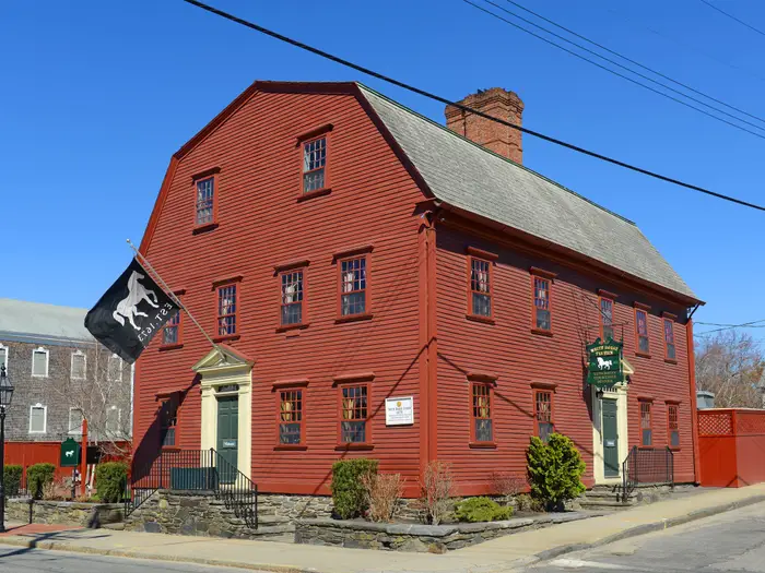 25 Tavern Tertua di Amerika yang Masih Berdiri hingga Kini